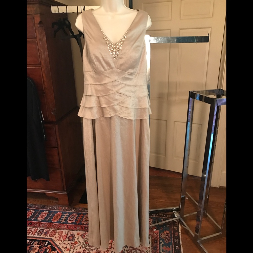 Gorgeous long dress!